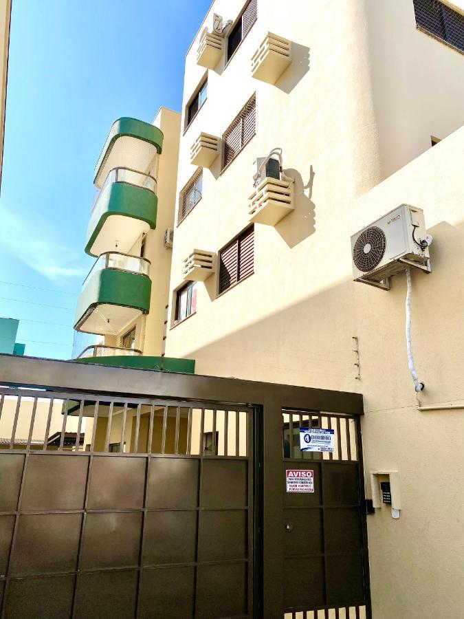 Apto No Centro Perto Do Shopping Com 2 Quartos De Casal Arcond Wifi Fibra Homeoffice E Garagem Em Dourados Eksteriør billede